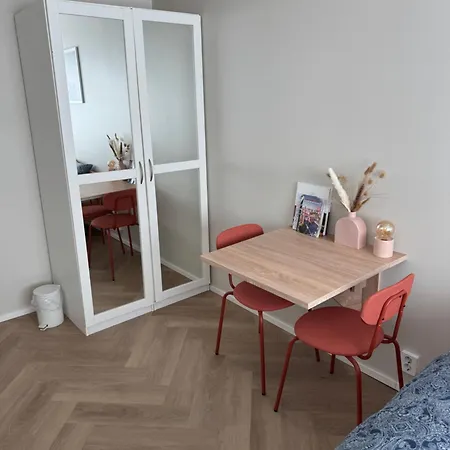 Short In The Center With Free Parking *